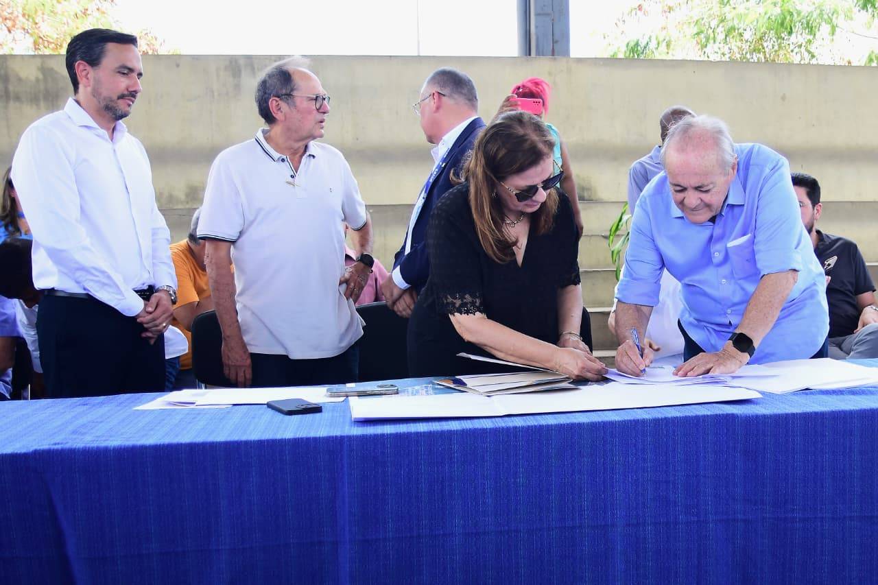 Silvio Mendes assinou contrato da obra de galeria do residencial Torquato Neto