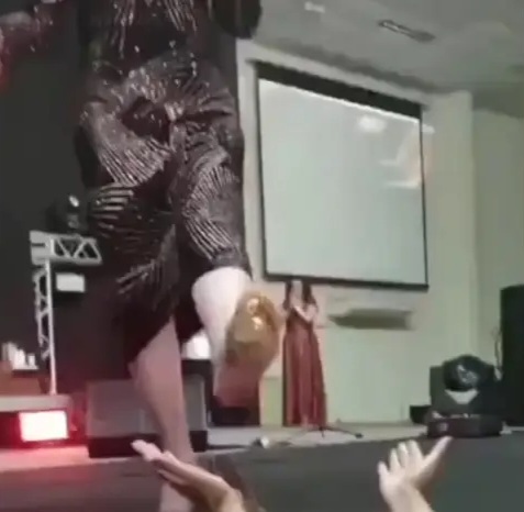 Bispa de igreja evangélica afirma que seus pés estão escorrendo ouro