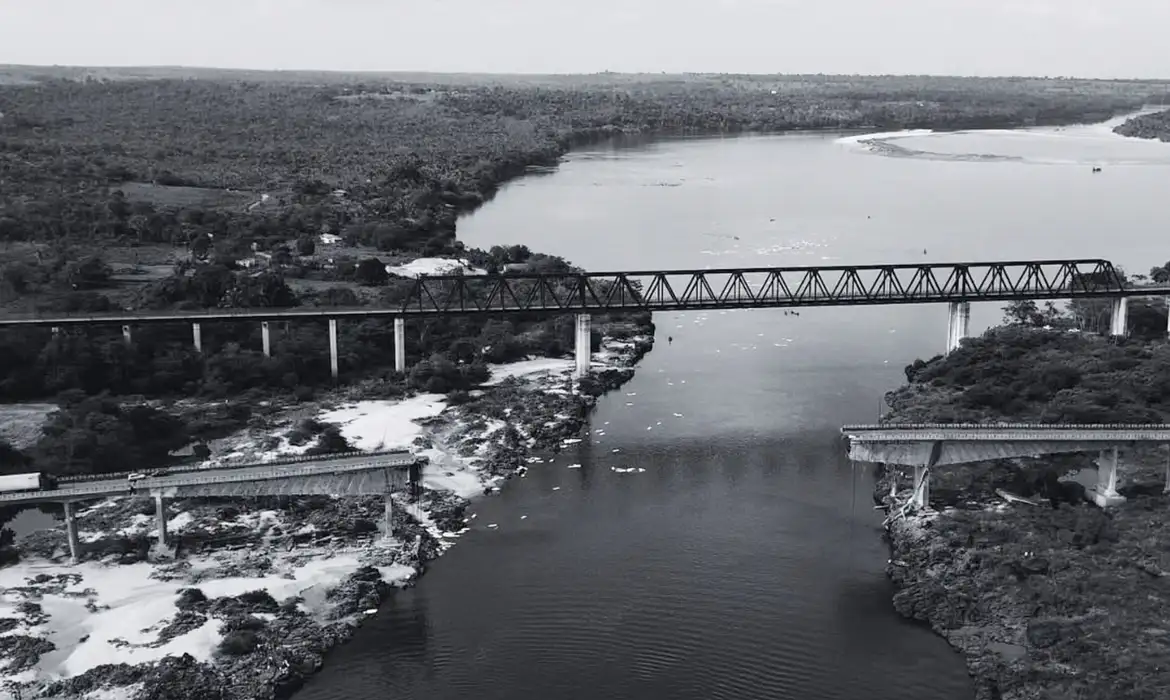 A ponte Juscelino Kubitschek de Oliveira, sobre o Rio Tocantins, desabou nesse domingo (22)