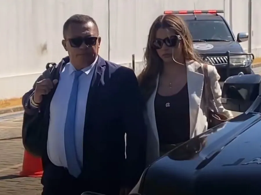 Vereadora Tatiana Medeiros chega ao Fórum Eleitoral para audiência de instrução