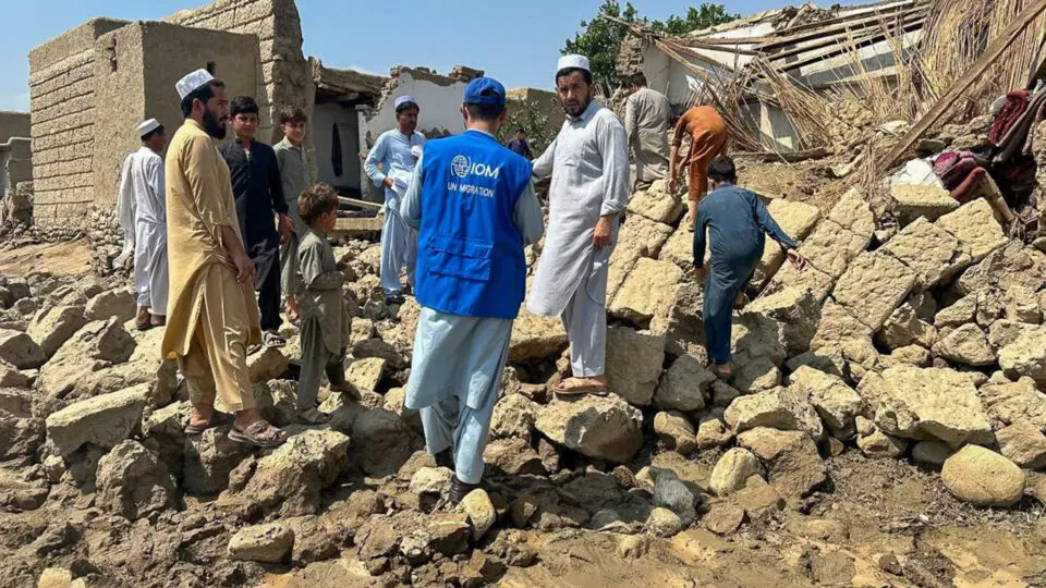 Pelo menos 800 mortos e 2.000 feridos após terremoto de magnitude 6,0 atingir o leste do Afeganistão