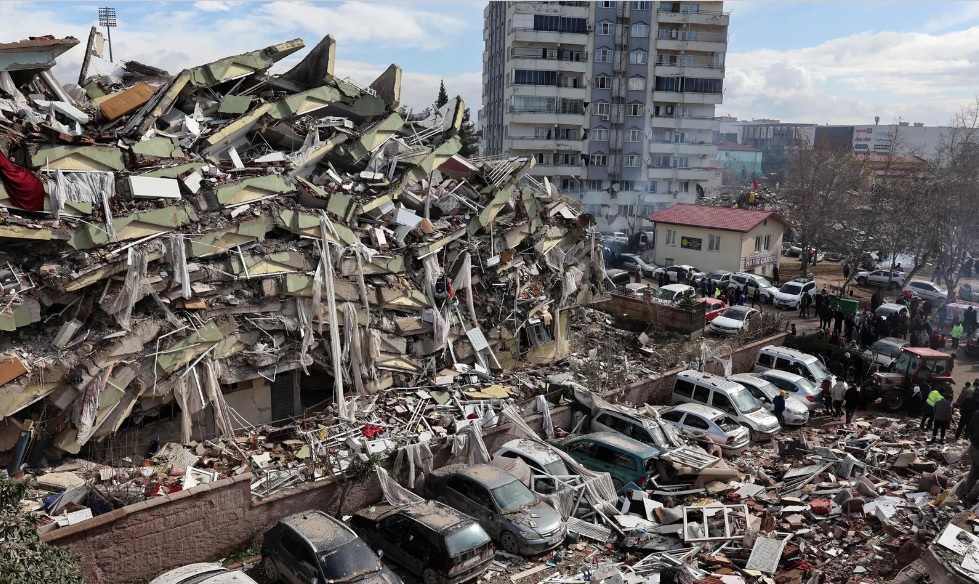Carros e edifícios destruídos em Kahramanmaras, Turquia