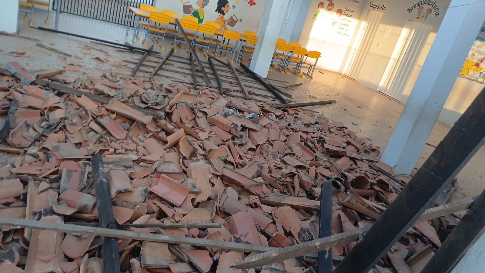 Teto de creche em Dom Expedito Lopes desabou; ninguém ficou ferido