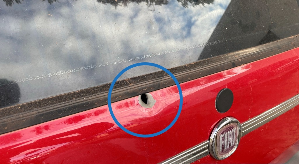Marca do tiro que acertou o jovem Gean na madrugada deste domingo (3) em Esperantina