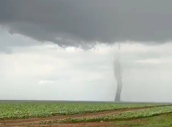 Piloto registra imagem de tornado de baixa intensidade no Sul do Piauí
