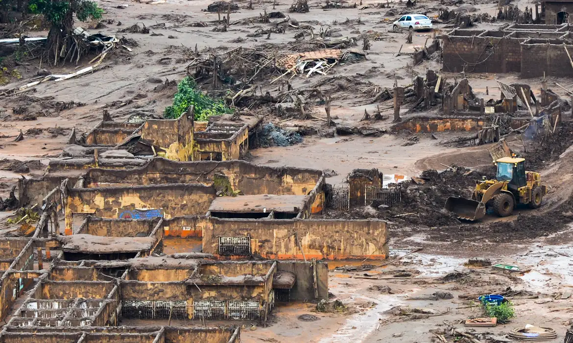 O rompimento da barragem em Mariana, em 2015, causou um gigantesco deslizamento de lama que poluiu a bacia do Rio Doce