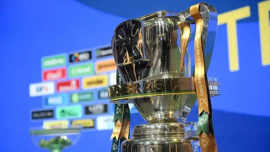 Troféu da Copa do Brasil, objeto de desejo de 16 equipes que seguem vivas na competição