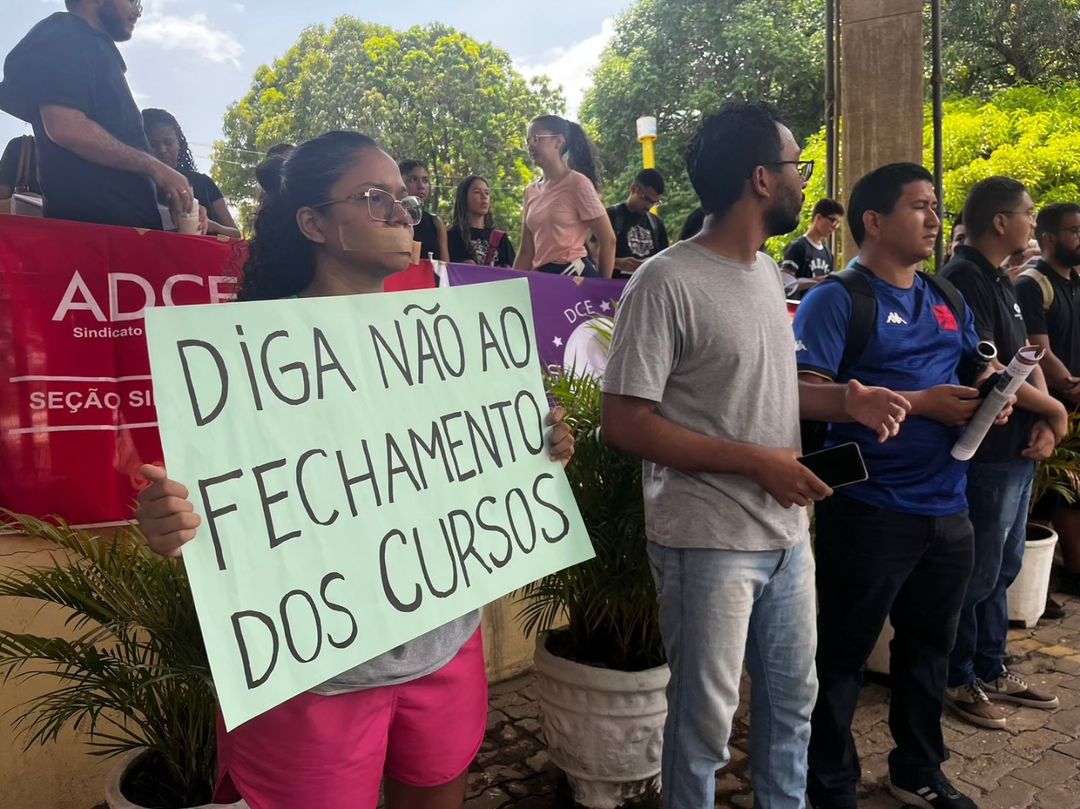 Alunos e professores protestaram contra a medida