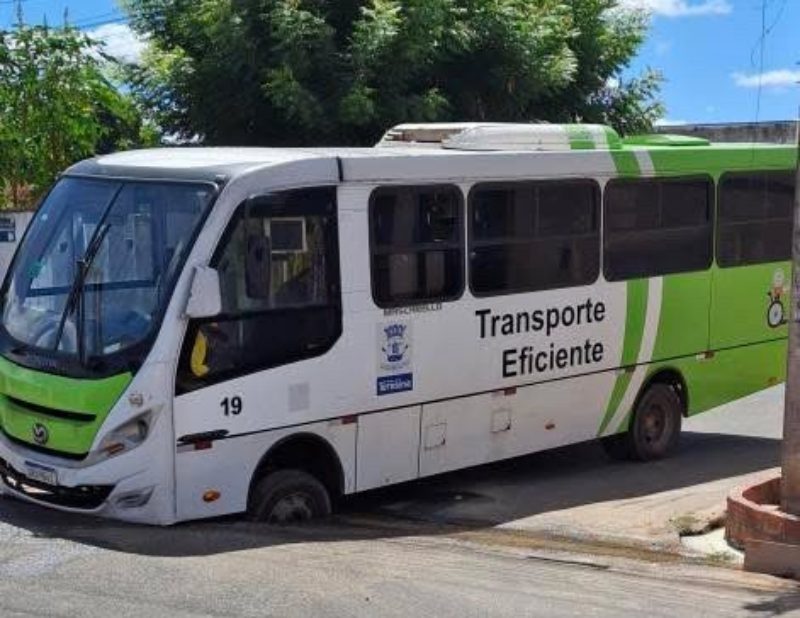 Van ficou presa no buraco causado por vazamento de água