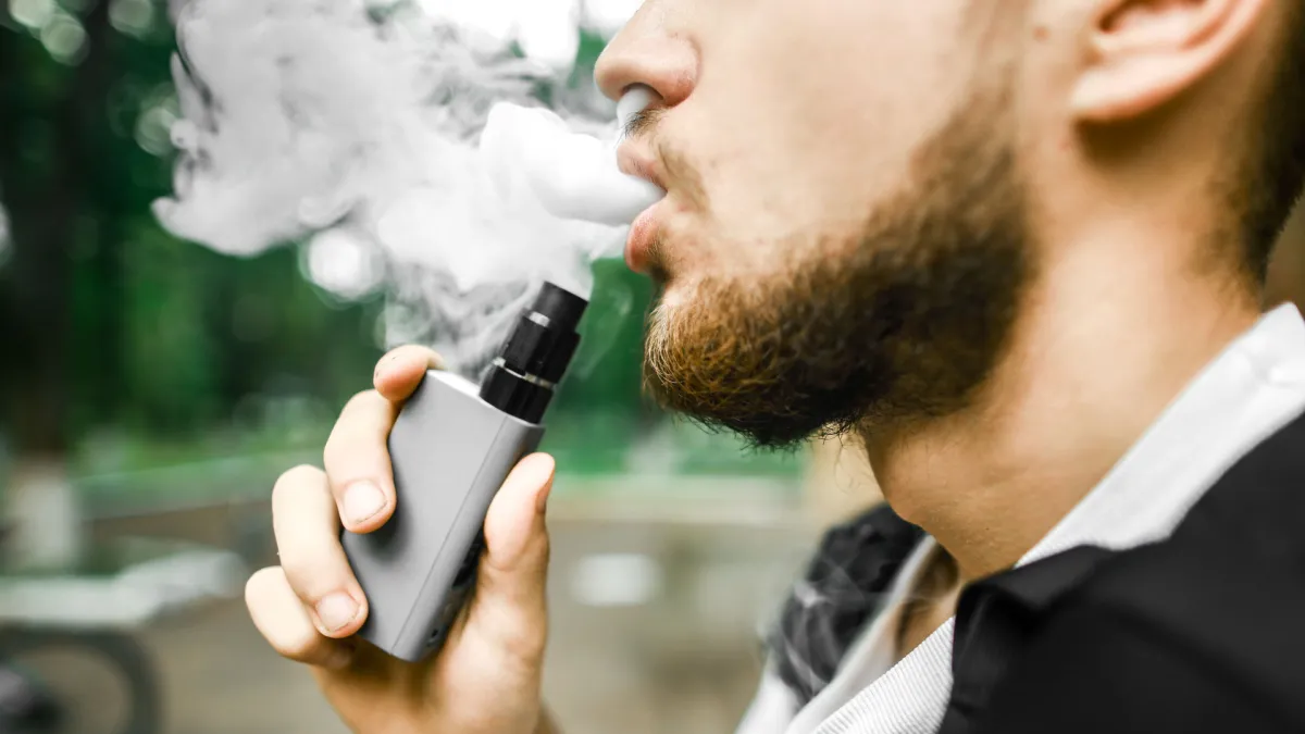 Apesar da proibição, cigarro eletrônico vira febre entre jovens e dispara alerta de epidemia