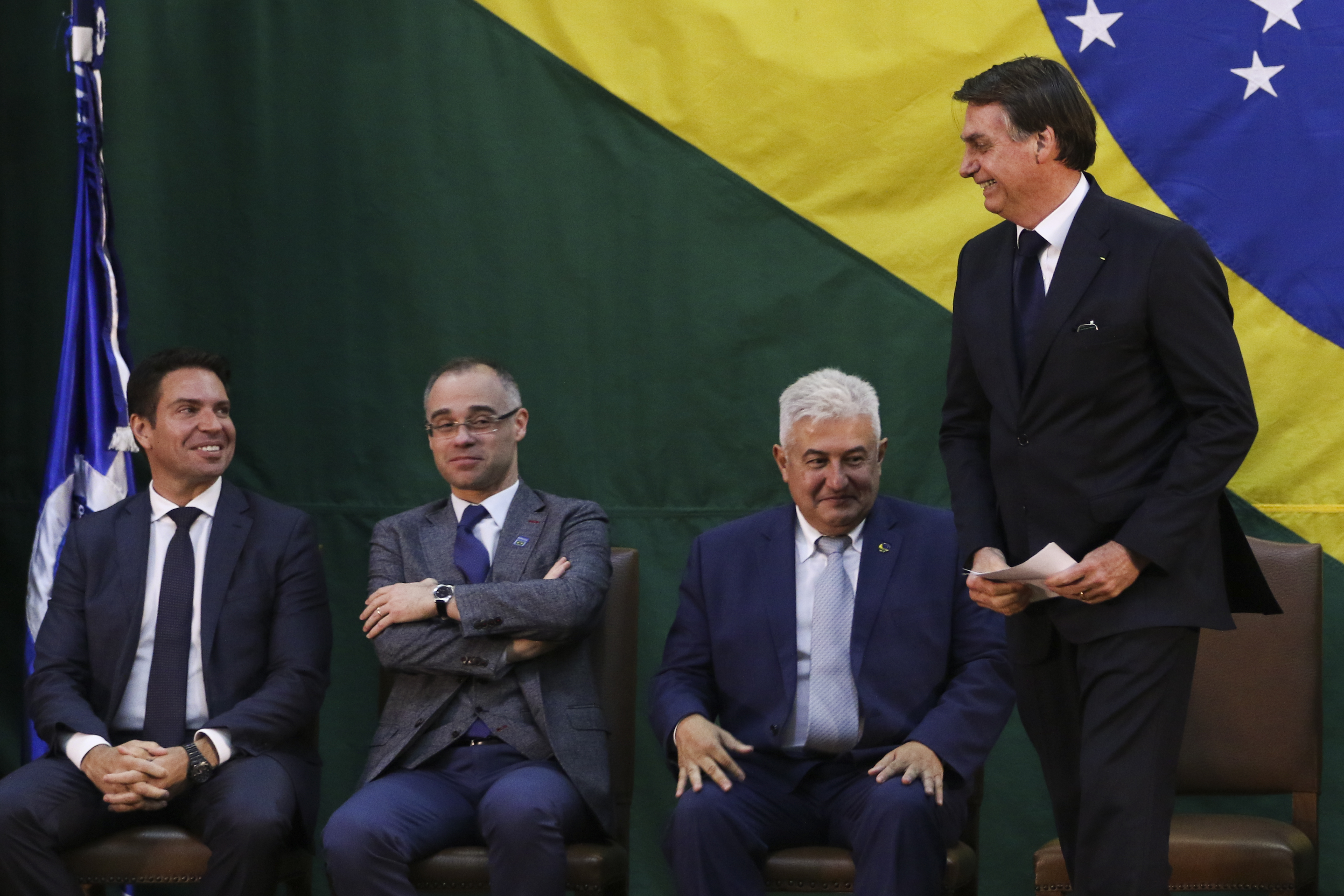 Ex-diretor da Abin, Alexandre Ramagem (à esqueda) e ex-presidente Jair Bolsonaro (à direita) durante solenidade em 2019