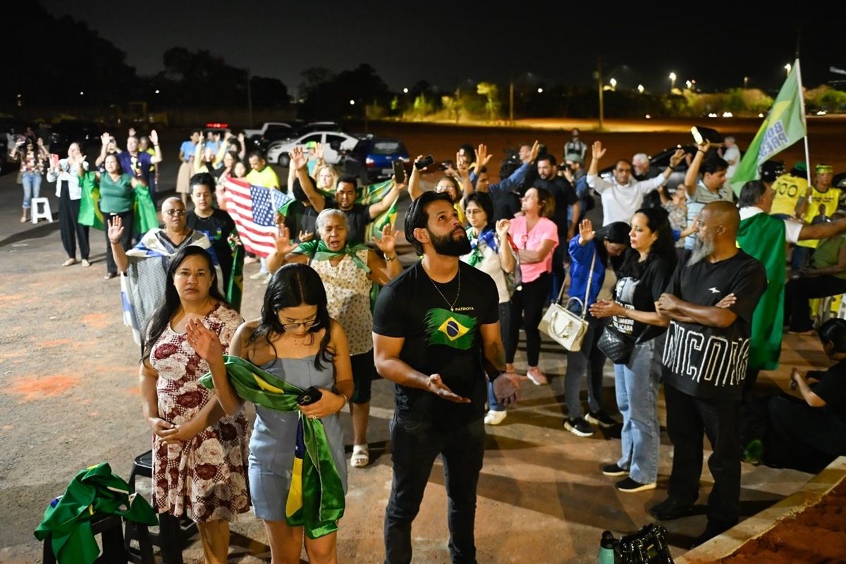 Apoiadores de Bolsonaro realizam vigília em Brasília após condenação