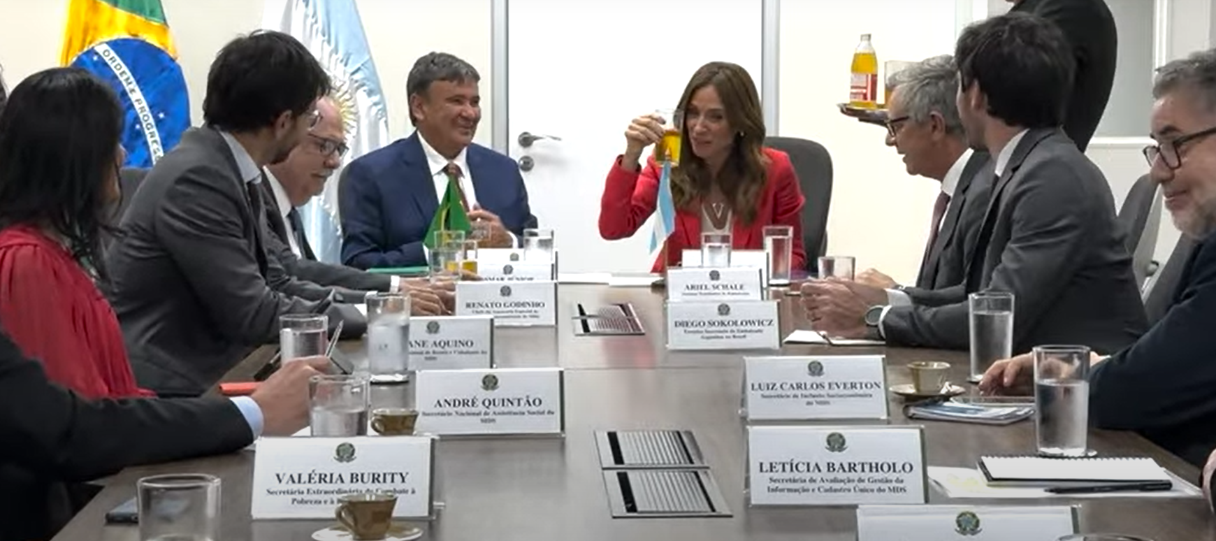 Ministro Wellington Dias oferece cajuína à ministra argentina Victória Paz