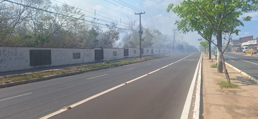 A fumaça invadiu a avenida e prejudica a visibilidade aos condutores