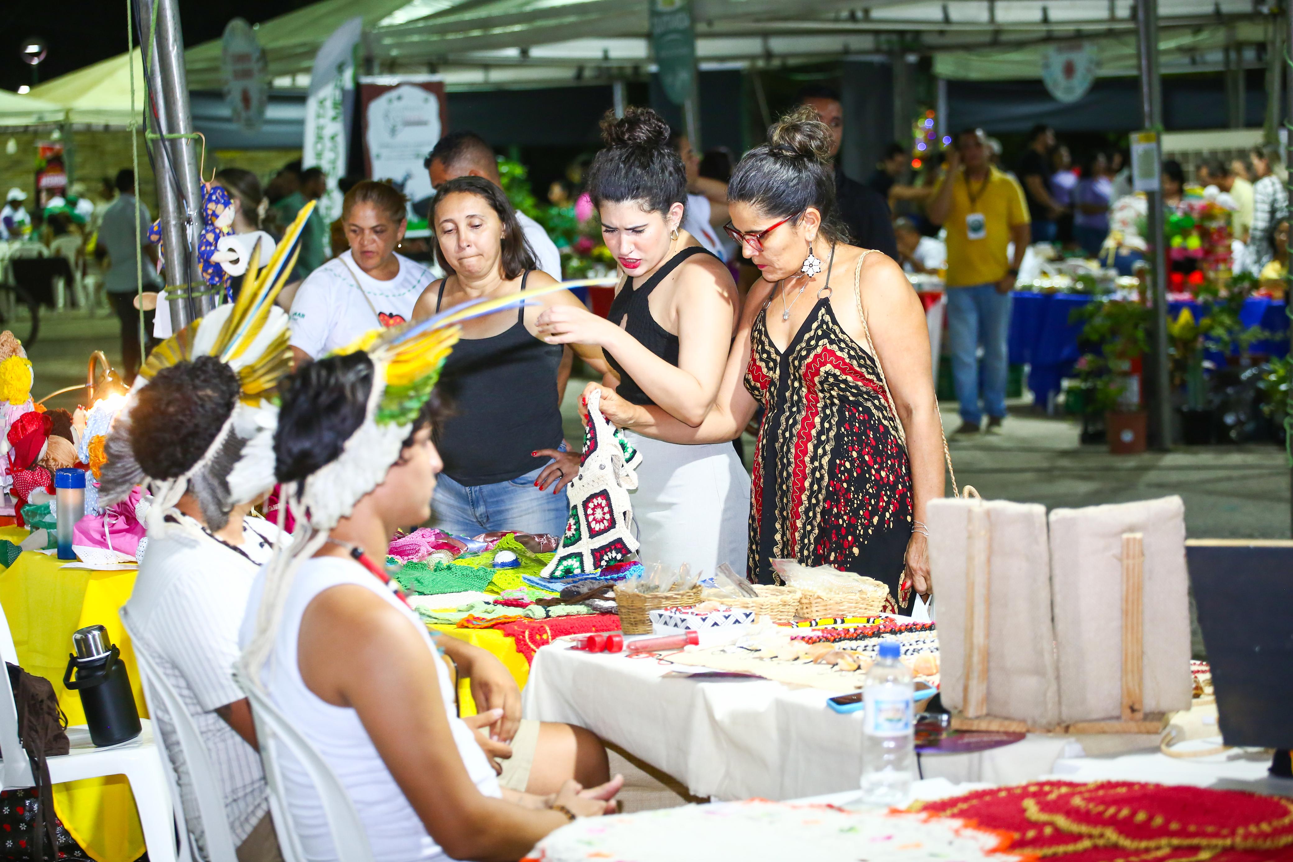 Indígenas levam variedade de produtos para a Feira da Agricultura Familiar