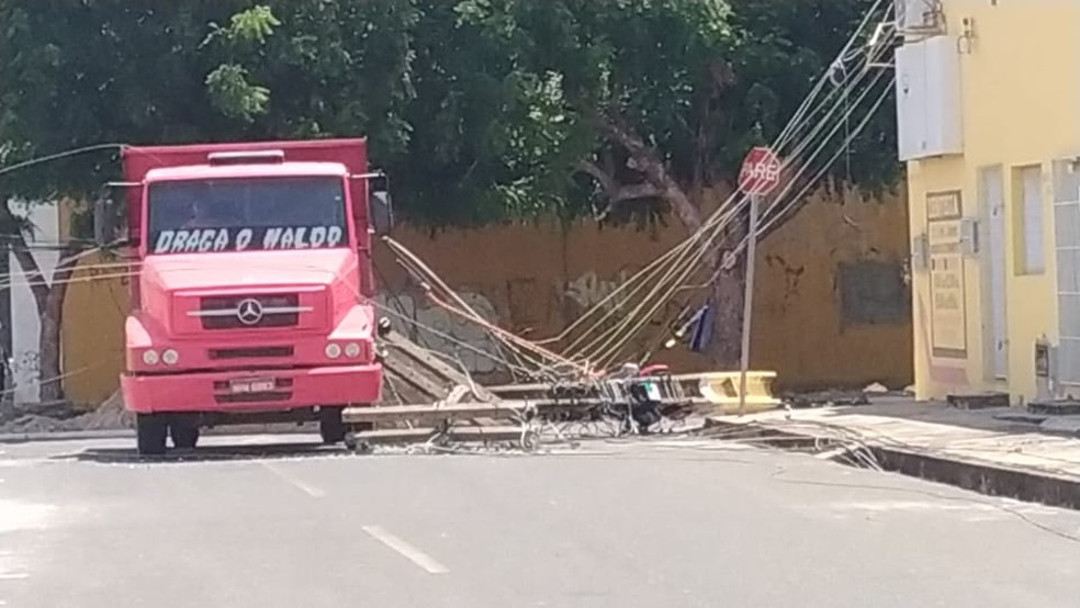 Caminhão arrastou fios de energia elétrica