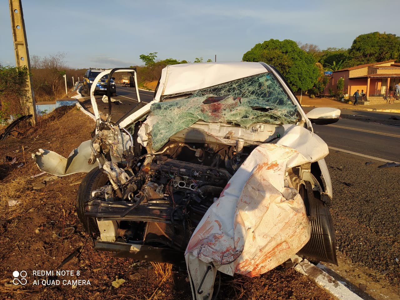 Veículo ficou completamente destruído