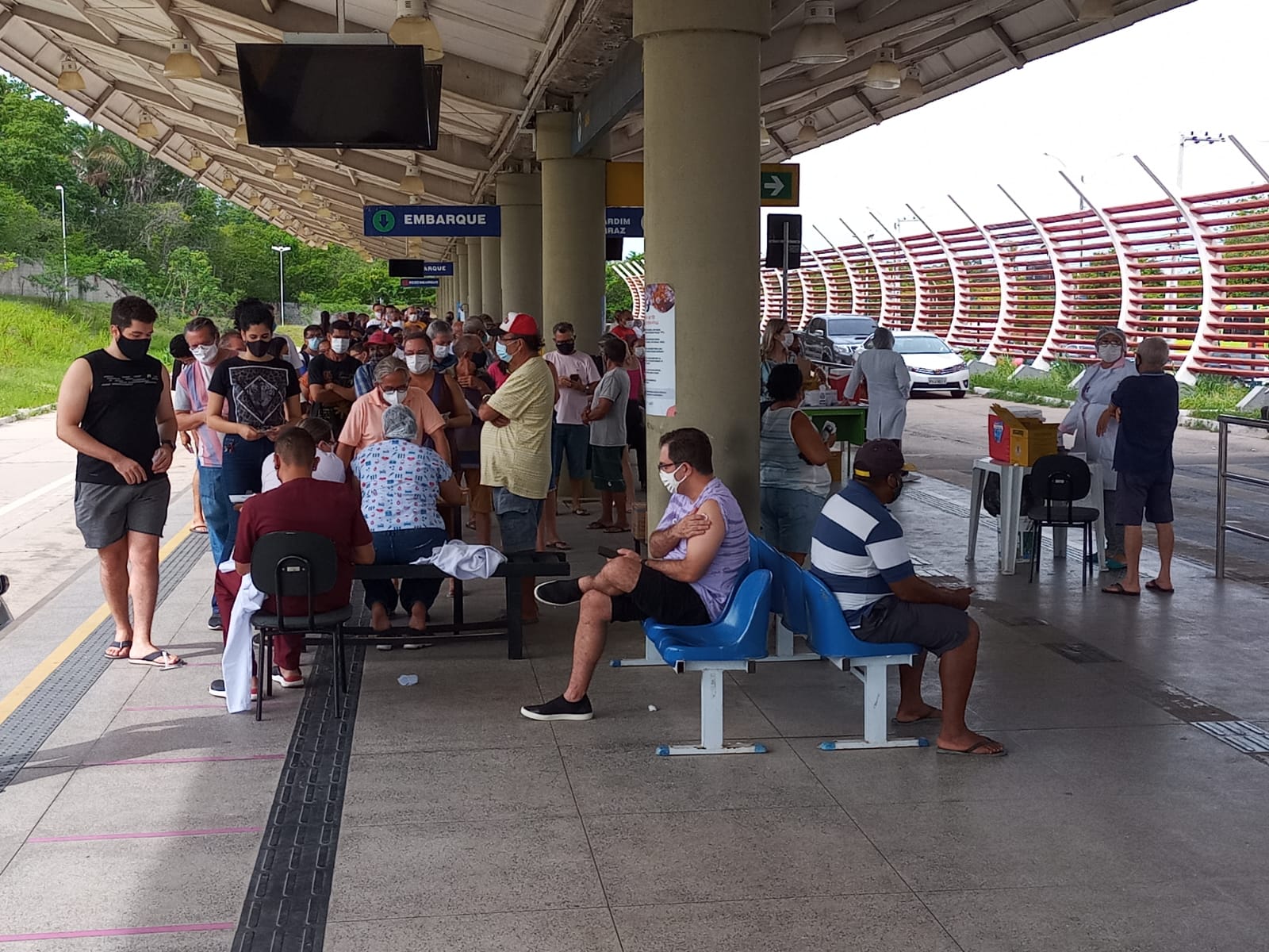 Longas filas se formaram para dose de reforço no Terminal do Zoobotânico