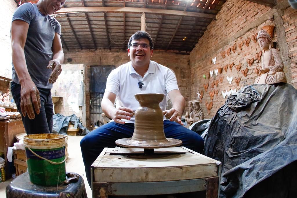 Rafael Fonteles molda um jarro de argila no Polo Cerâmico do Poti Velho
