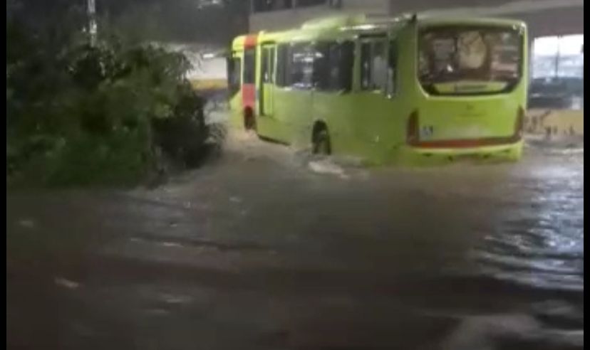 Ônibus ficou preso em enxurrada no bairro Satélite, zona Leste de Teresina, na chuva do último sábado, 1º de março