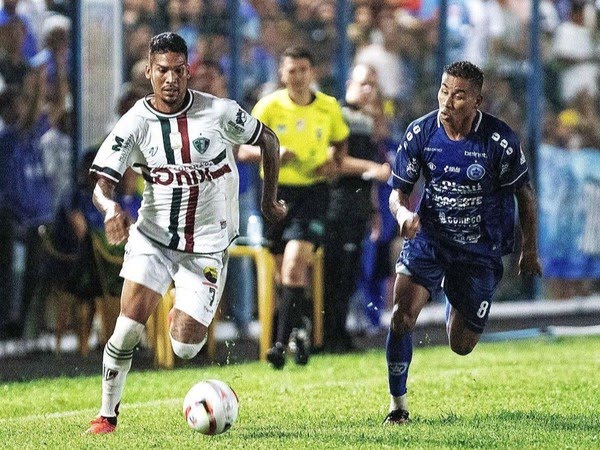 Volante Rafael Tchuca, do Parnahyba e atacante Dênis, do Fluminense-PI