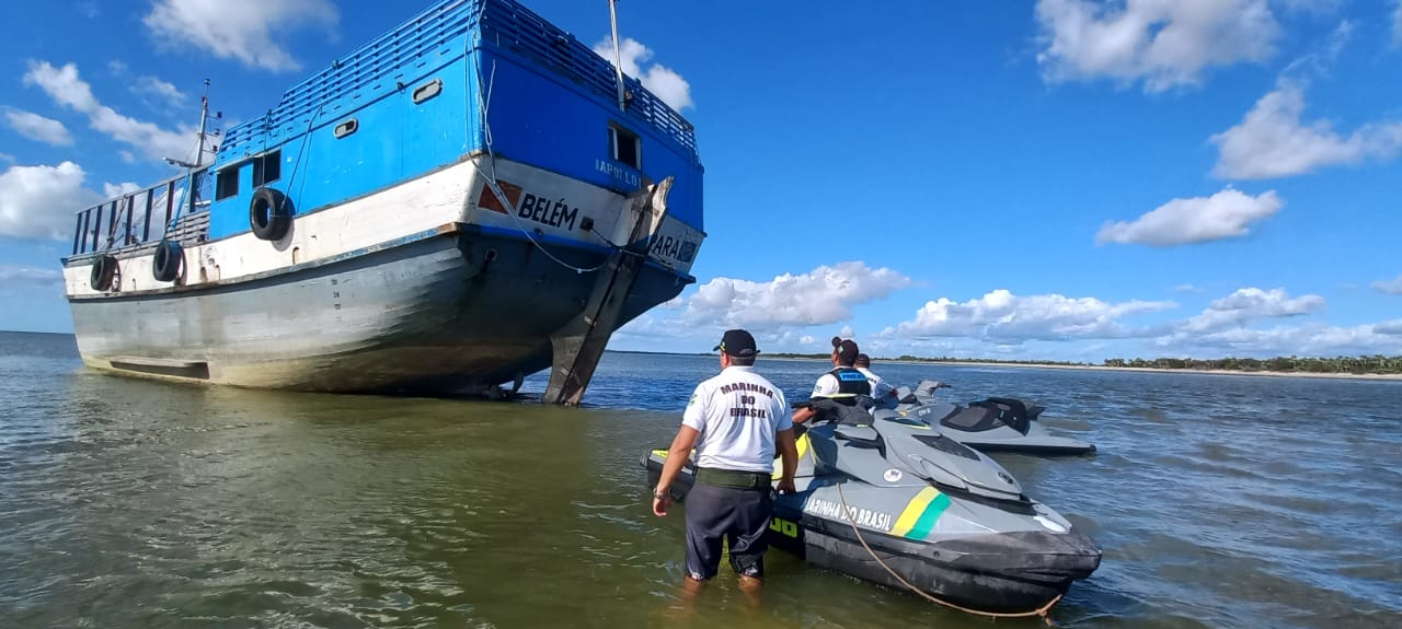 Embarcação apreendida no litoral do Piauí