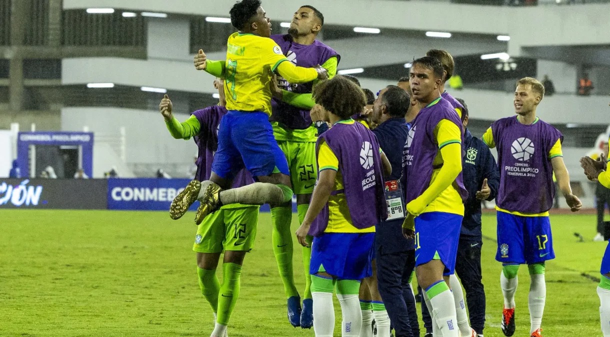 Jogadores comemorando o gol do Guilherme Biro nos últimos minutos de partida
