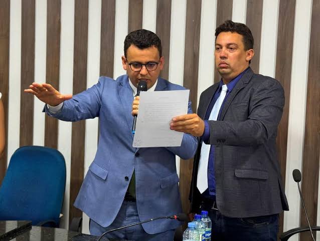 Novo prefeito de Cocal, Douglas Lima (PSD), à esquerda, durante cerimônia de posse nessa segunda-feira (12)