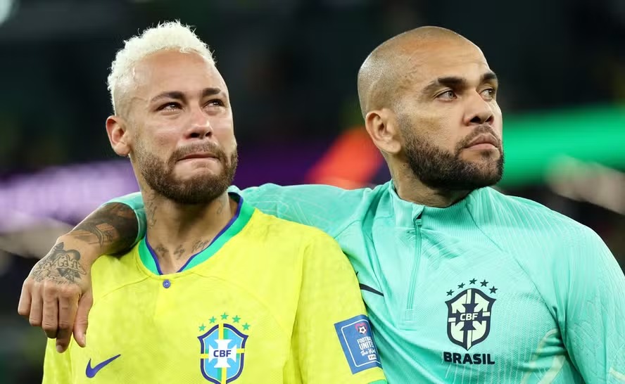 Neymar e Daniel Alves após eliminação da Copa do Mundo de 2022