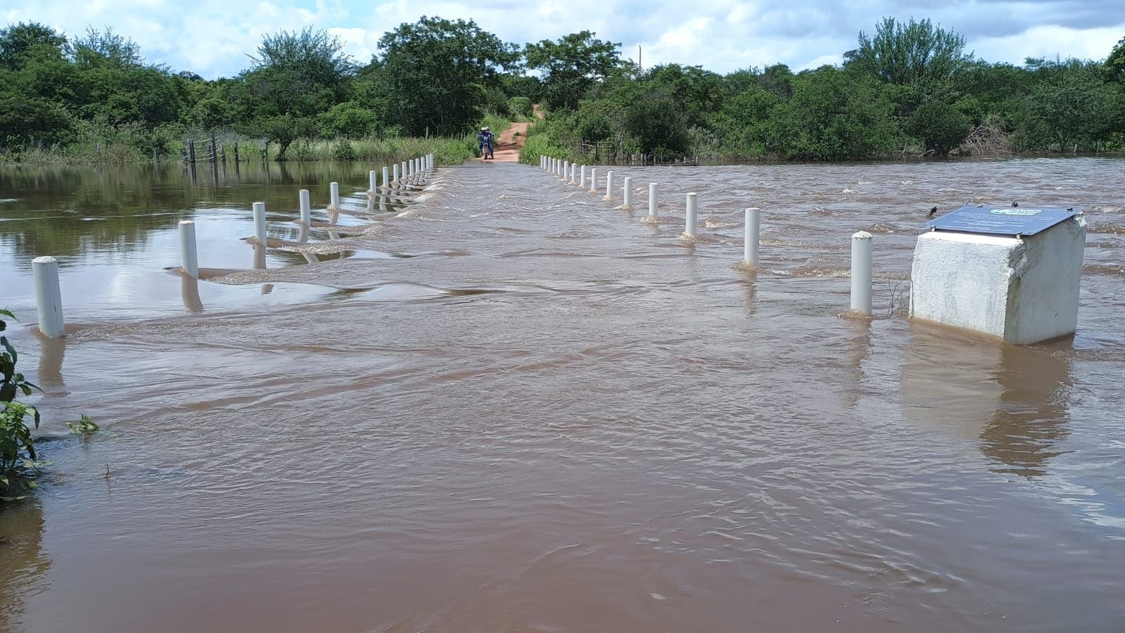 Com as fortes chuvas as estradas foram danificadas e alagadas,  impossibilitando o transporte de alunos até as escolas