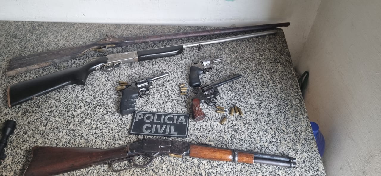 Seis armas foram encontradas na casa do ex-policial