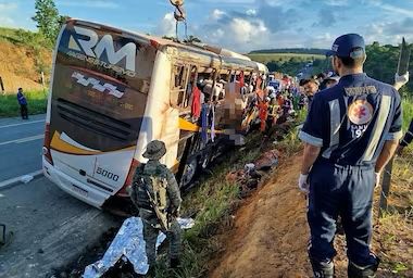 Acidente na Bahia, ônibus bate em um barranco e deixa pelo menos oito mortos