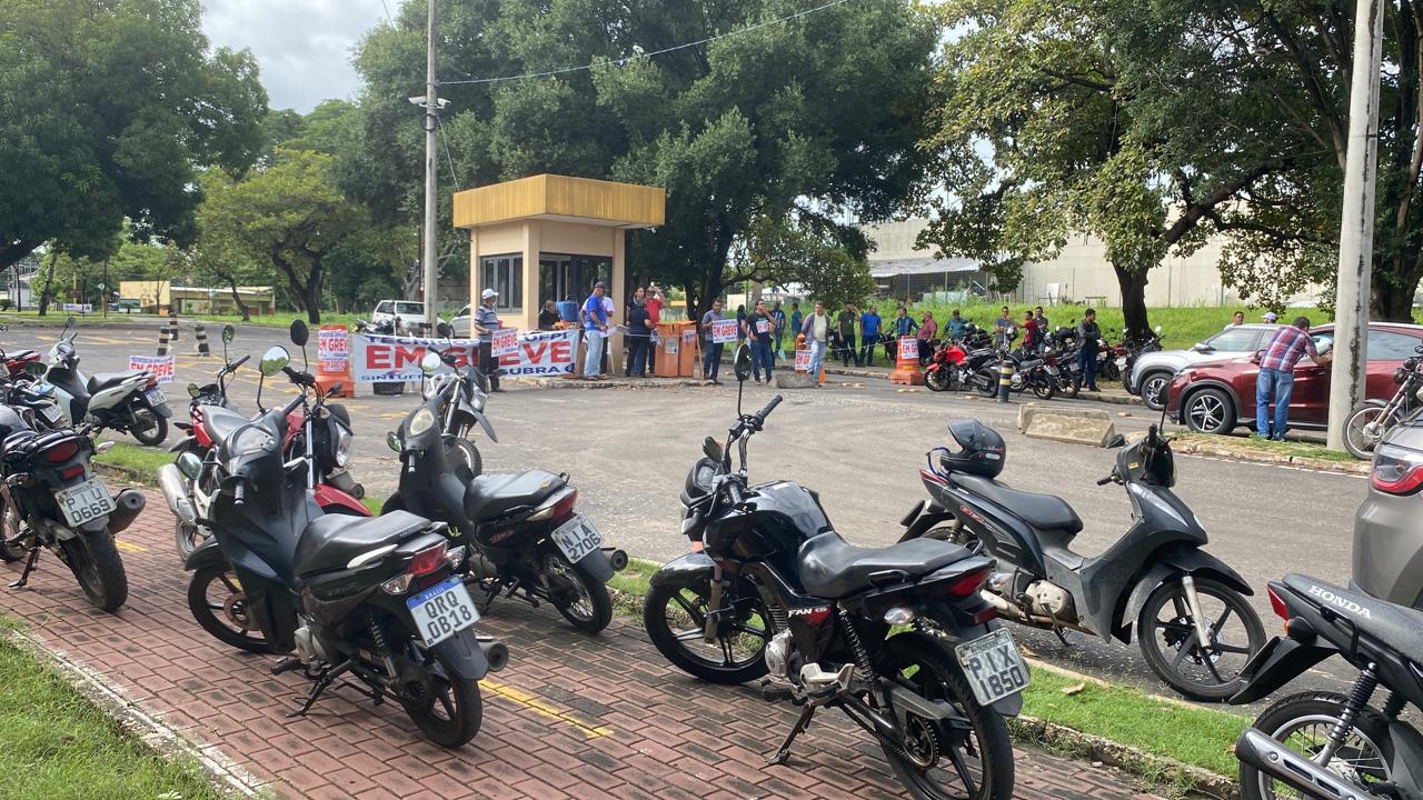 Servidores da UFPI fecham portões durante manifestação