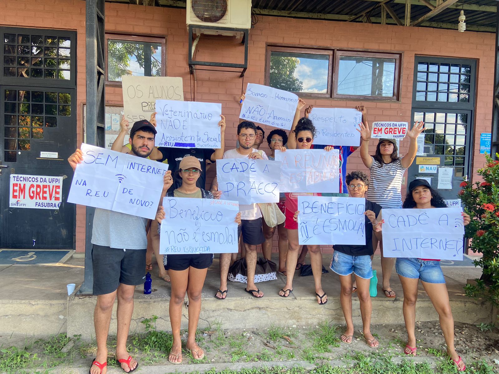 Estudantes fizeram manifestação para denunciar sucateamento da Residência Universitária