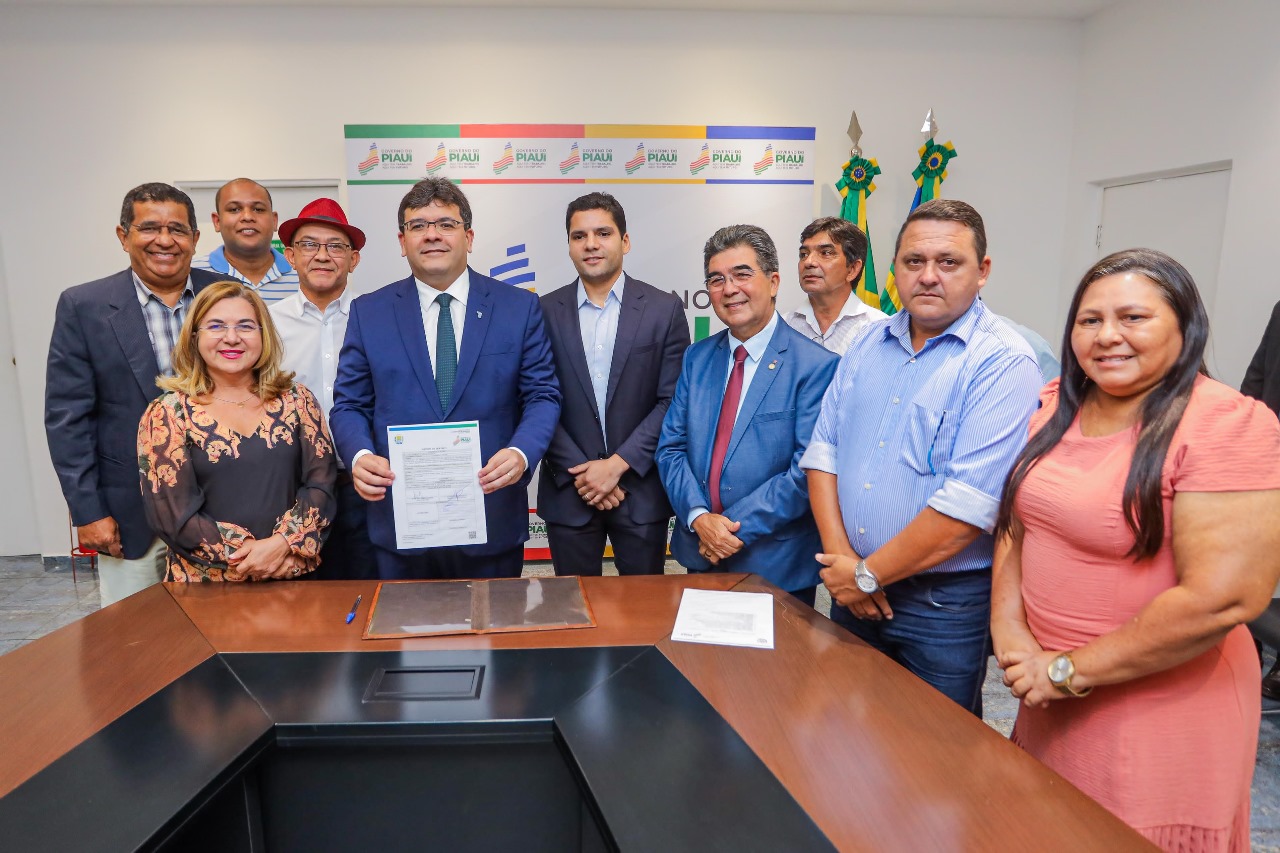 Governador Rafael Fonteles assina ordem de serviço para obras na rodovia PI - 117/BR - 222