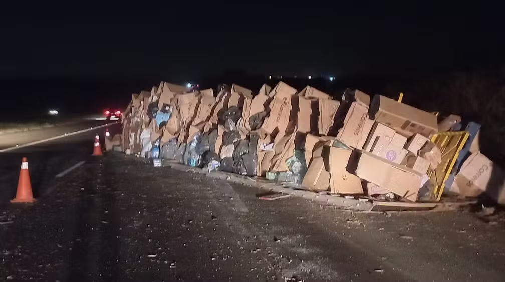 Carreta dos Correios carregada com doações para vítimas dos temporais no Rio Grande do Sul tombou na Rodovia dos Bandeirantes