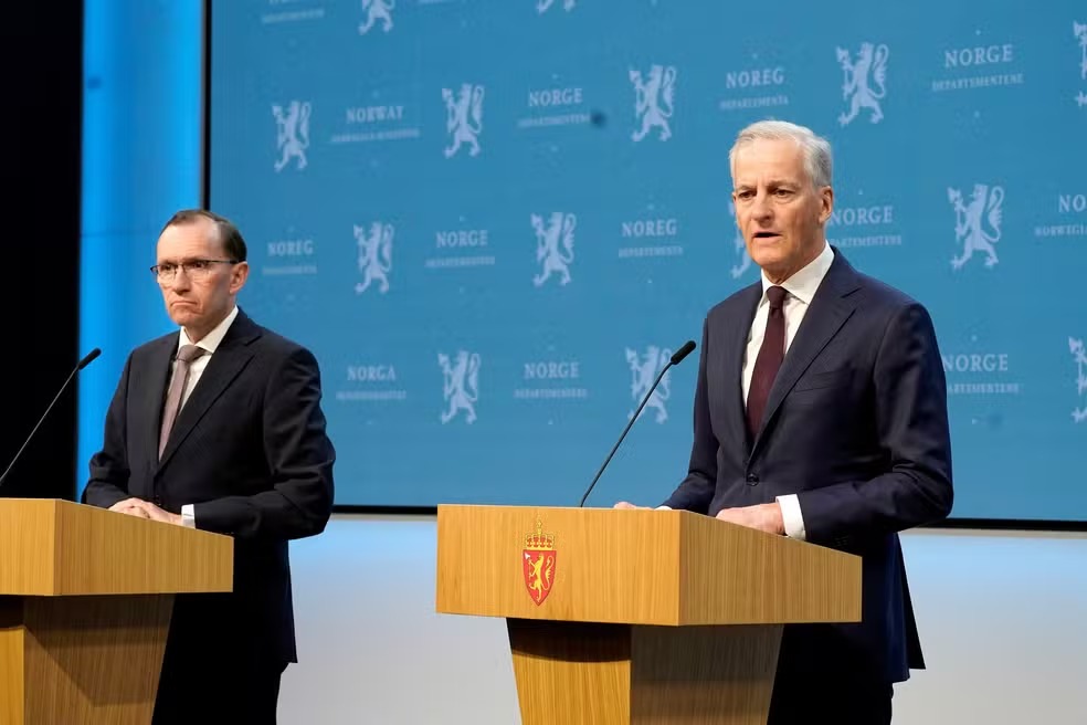 O ministro das Relações Exteriores da Noruega, Espen Barth Eide (à esquerda), e o premiê Jonas Gahr Store