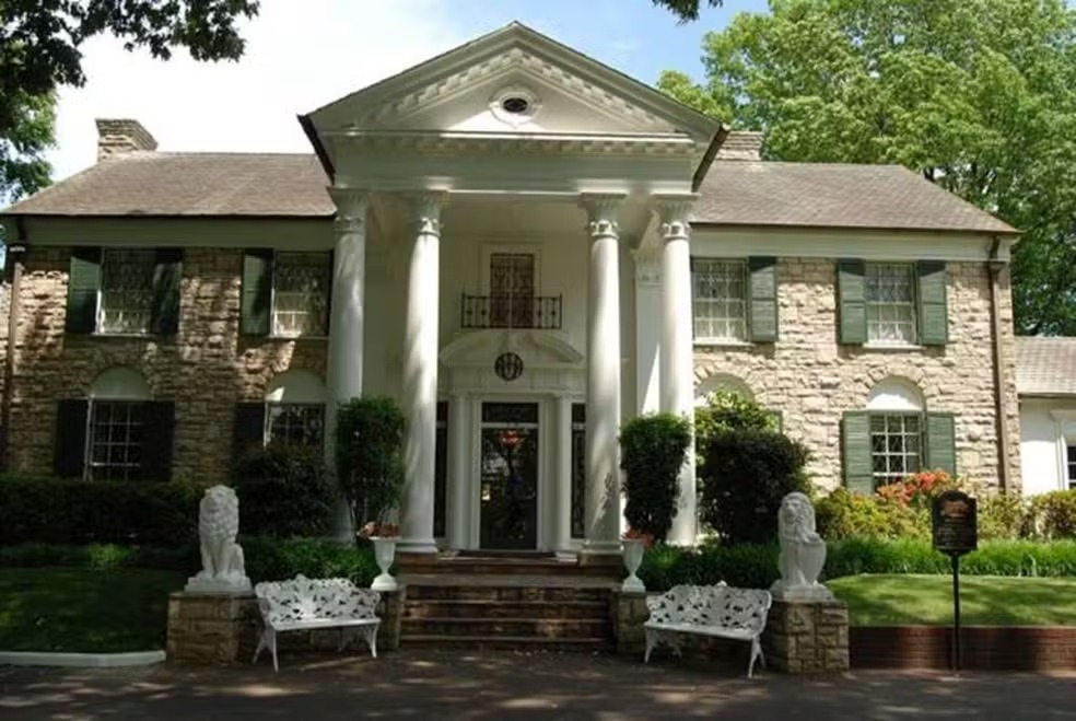 A mansão Graceland vista de fora, em Memphis, nos Estados Unidos, que foi residência de Elvis Presley