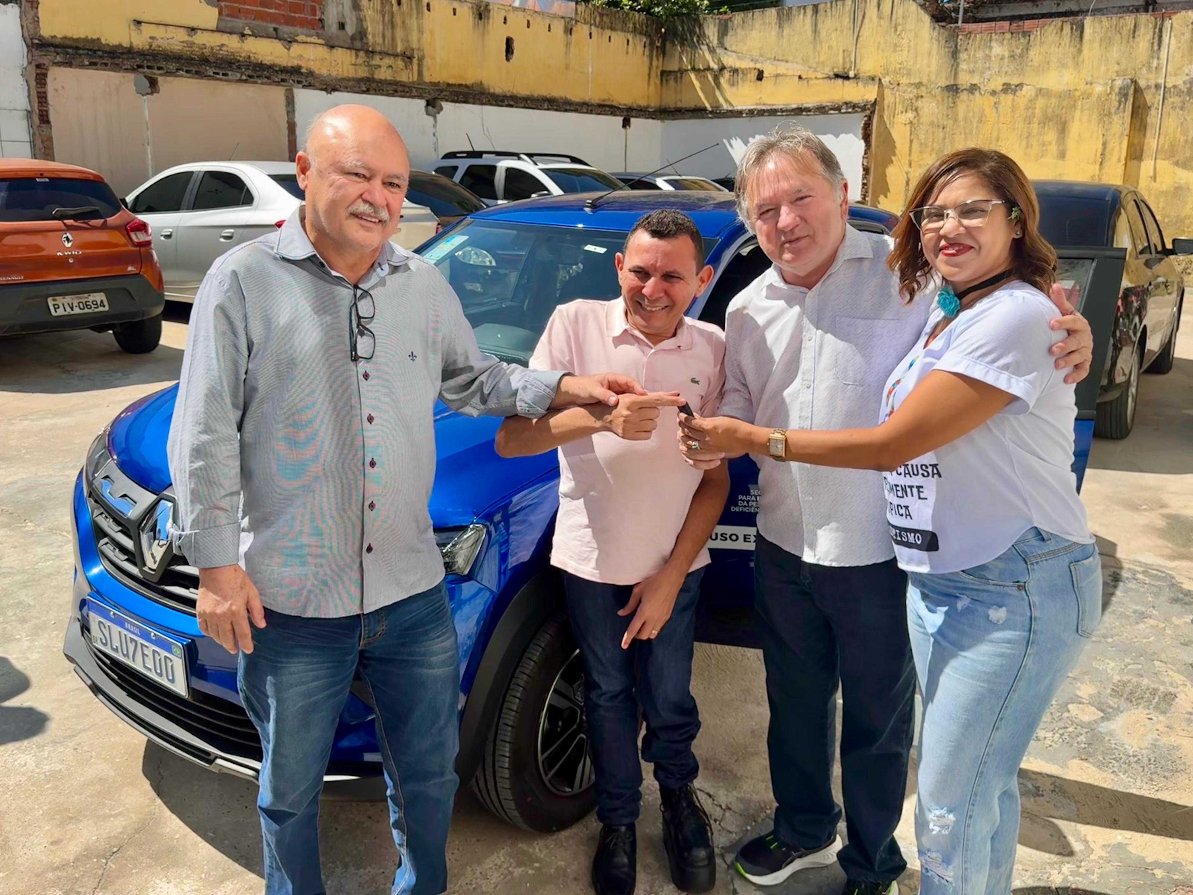 Deputado Merlong Solano entrega veículo para associação que atende crianças com autismo