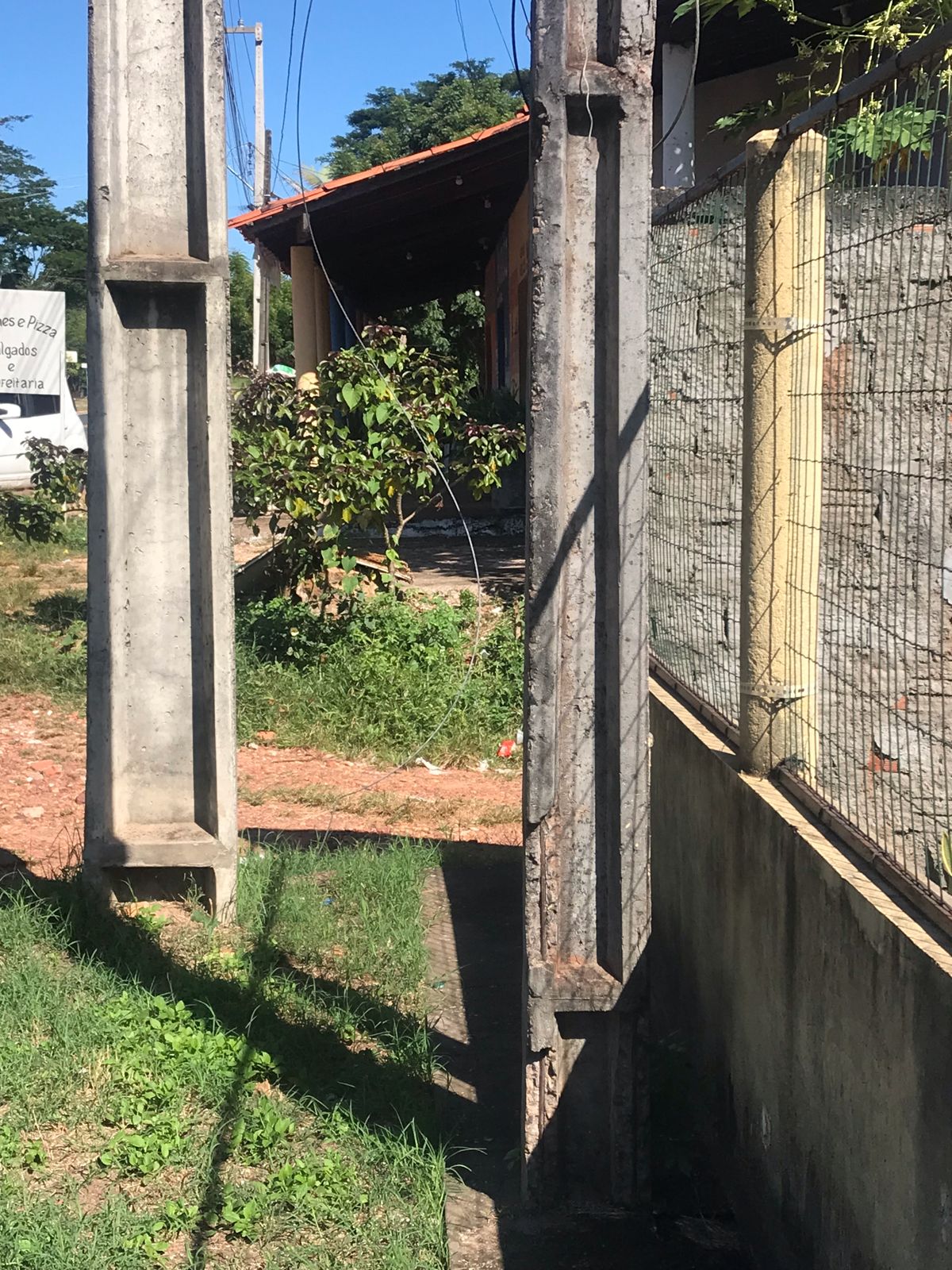 Fio pendurado em poste está energizado, apresentando risco para todos os moradores