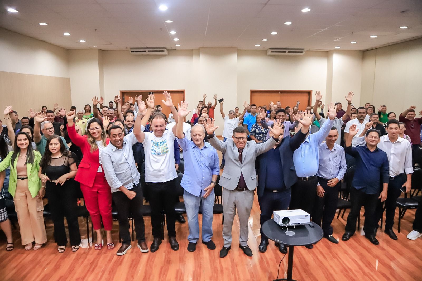 Silvio Mendes e Jeová Alencar se reúnem com comunidade evangélica de Teresina