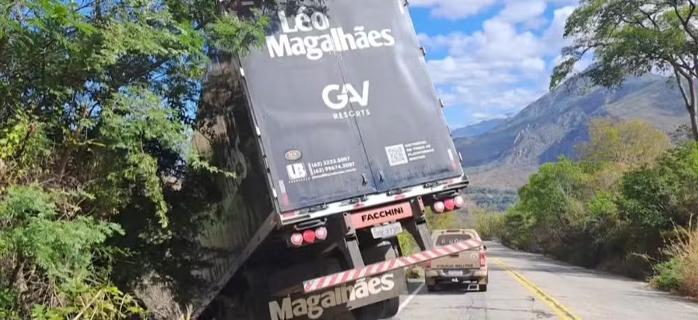 Caminhão com equipamentos de Léo Magalhães capota na Bahia