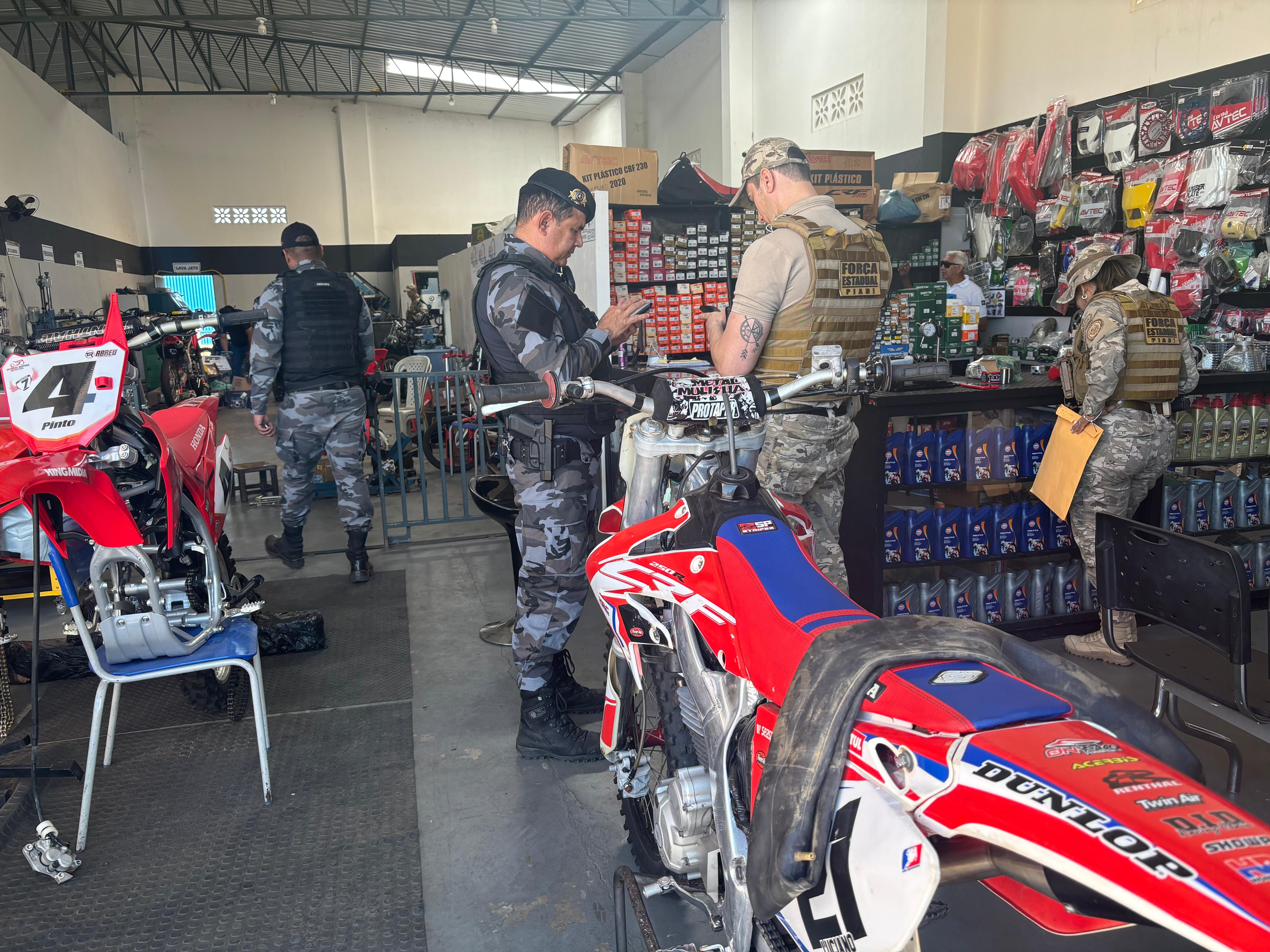 Operação fecha 5 lojas que comercializavam peças roubadas em 4 municípios
