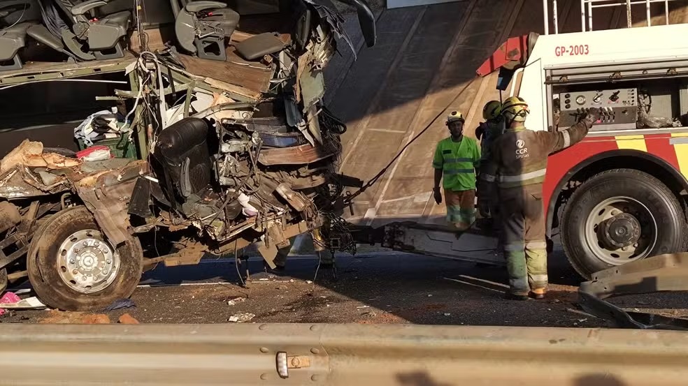 Acidente com ônibus no interior de SP deixa 10 mortos e mais de 40 feridos