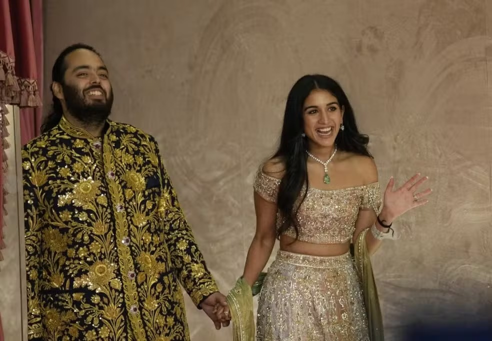 Anant Ambani, à esquerda, e Radhika Merchant posam para fotógrafos durante cerimônia de pré-casamento