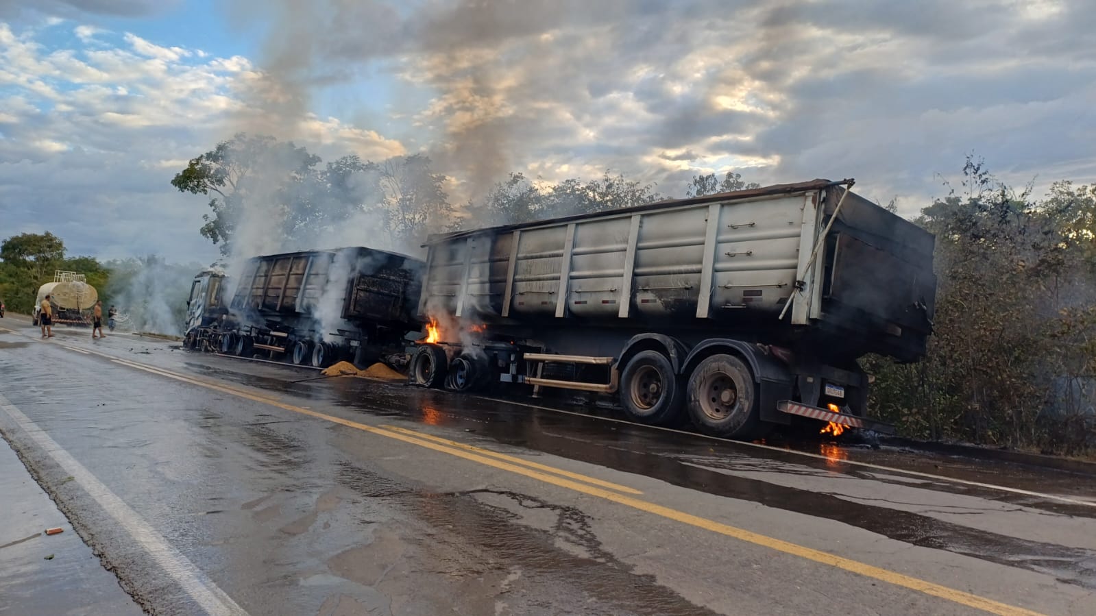 Caminhão com carga de trigo pega fogo em Capitão de Campos
