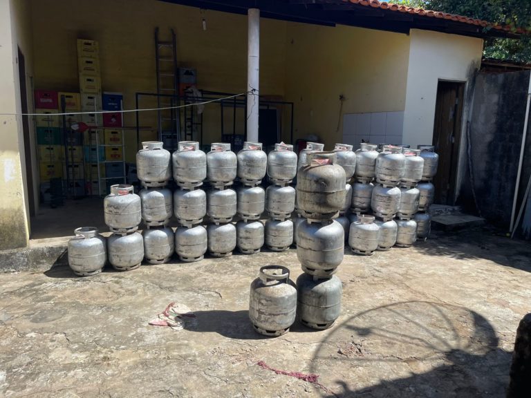 Fiscais do Procon-MPPI apreendem 184 botijões de gás em revendedoras ilegais no Piauí
