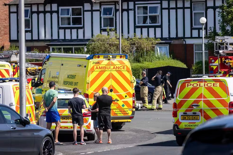 Serviço de emergência e policiais socorrem vítimas de esfaqueamento em Southport, no noroeste da Inglaterra
