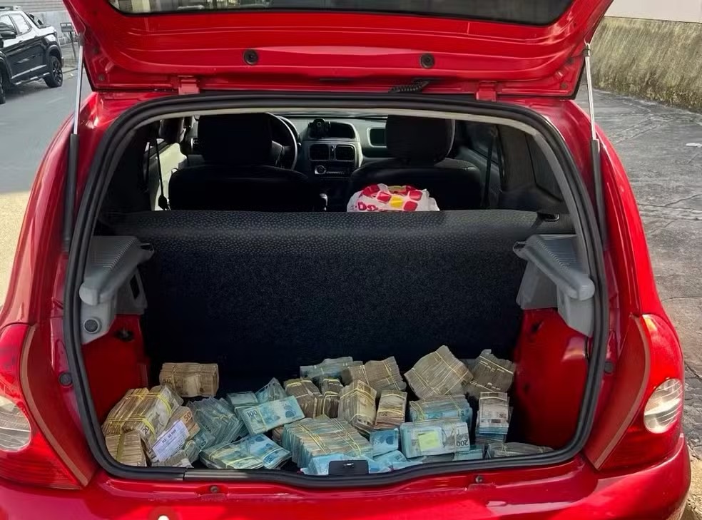 Carro foi apreendido com porta-malas cheio de dinheiro em São Luís