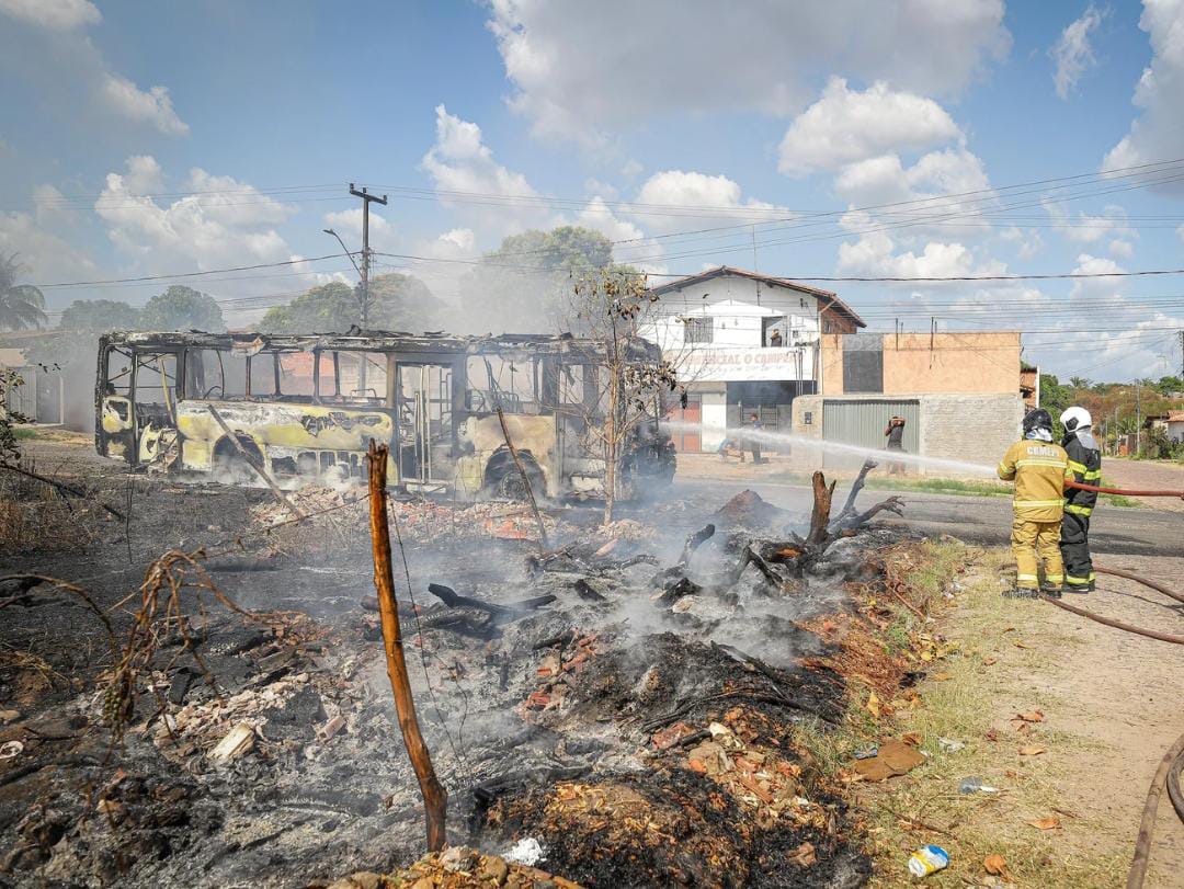 O Corpo de Bombeiros conseguiu conter as chamas, mas o ônibus ficou destruído